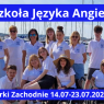 na tle przystani jachtowej stoi grupa uśmiechniętych studentów i instruktorów. Nad nimi napis: Letnia Szkoła Języka Angielskiego, na dole zdjęcia: Górki Zachodnie 14-23 lipca 2025