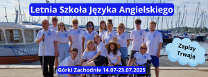 na tle przystani jachtowej stoi grupa uśmiechniętych studentów i instruktorów. Nad nimi napis: Letnia Szkoła Języka Angielskiego, na dole zdjęcia: Górki Zachodnie 14-23 lipca 2025